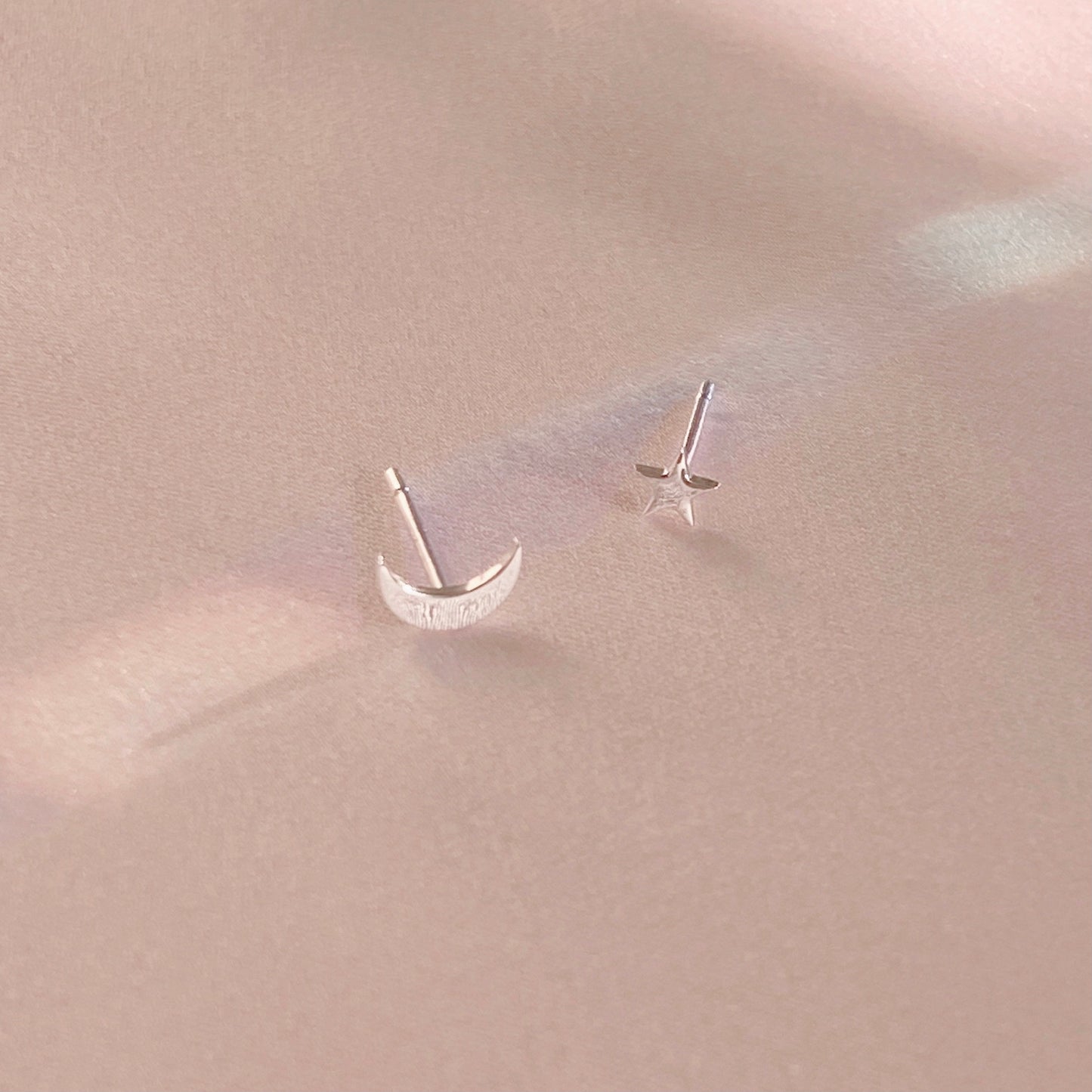 Night Lovers in White Gold